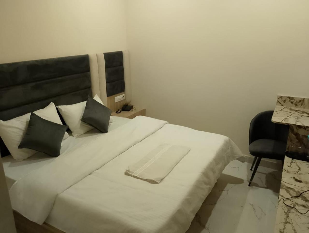 Hotel Lr Delite Inn Mathura Eksteriør billede