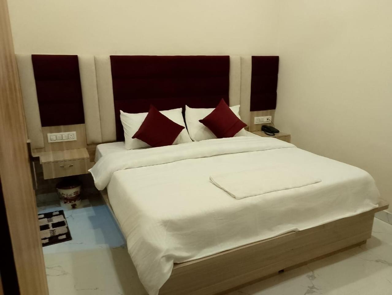 Hotel Lr Delite Inn Mathura Eksteriør billede