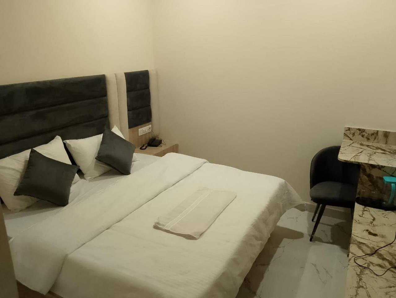 Hotel Lr Delite Inn Mathura Eksteriør billede