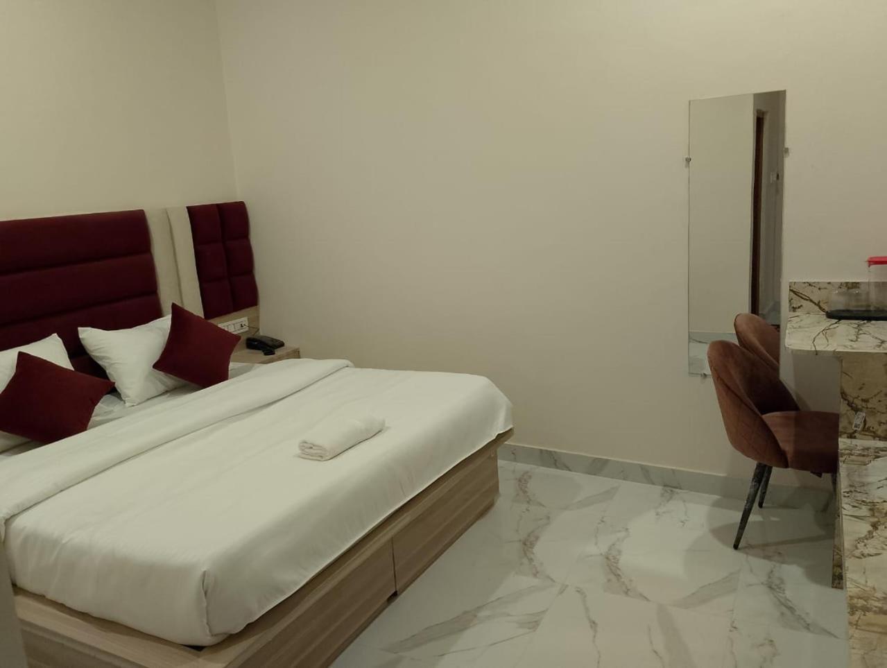 Hotel Lr Delite Inn Mathura Eksteriør billede